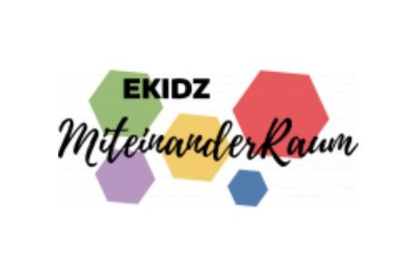 Logo von EKIDZ mit dem Schriftzug "MiteinanderRaum" und bunten Sechsecken.